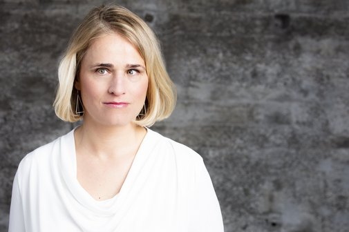 Das Portraitfoto zeigt VdK-Pr&auml;sidentin Verena Bentele vor einem grauen Hintergrund.