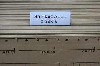 Ein Hängeregister mit einer eingehängten Akte mit der Aufschrift "Härtefallfonds"