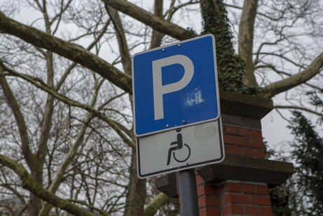 Behindertenparkplatz Ein Schild, das einen Behindertenparkplatz ausweist.
