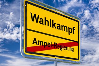 Wahlkampf nach der Ampel-Regierung Ein Ortsschild vor weiß-blauem Himmel ist beschriftet mit Ampel-Regierung und Wahlkampf.