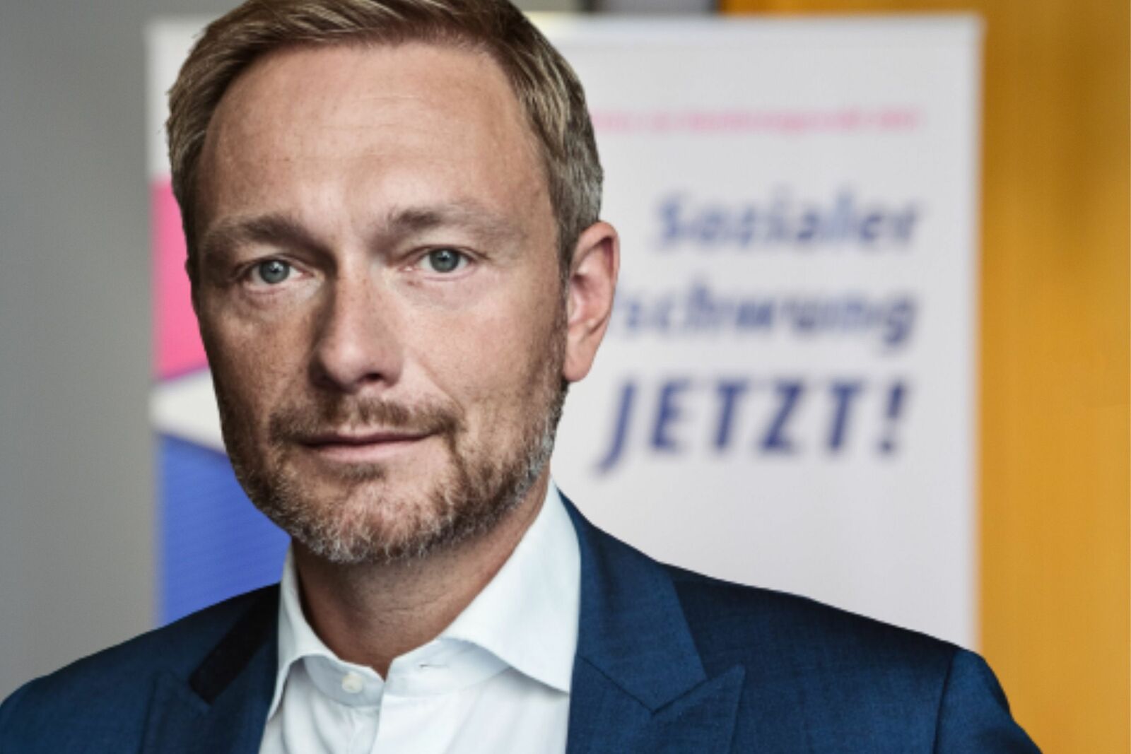 Das Portraitfoto zeigt Christian Lindner vor dem Hintergrund der VdK-Kampagne "Sozialer Aufschwung jetzt!"