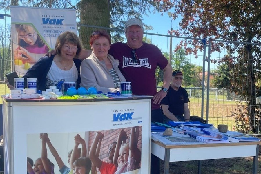 Beachte Joachim, Elke Ha&szlig;ler und Peter Bader betreuten den VdK-Infostand.
