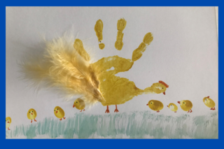 Das Bild zeigt eine gelbe Henne mit vielen Küken, die durch eine bemalte Hand bzw. bemalte Fingerspitzen auf ein Papier gebracht wurden.