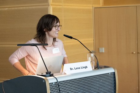Portrait Lena Lingk am Rednerpult.