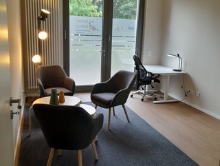 Das Bild zeigt einen Beratungsraum in den neuen Räumen der Berliner Kiebitze