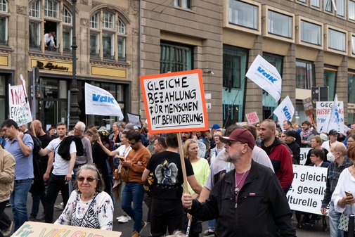 Teilnehmende auf der Demo
