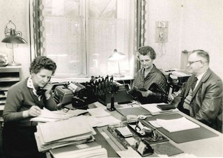 Auf dem Foto sind Mitarbeitende des VdK im Büro an der Schreibmaschine zu sehen. Das Bild stammt aus den 1950/60ern.