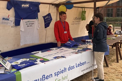 VdK-Mobilit&auml;tshelfer Danny Weidner im Gespr&auml;ch mit Regina Vollbrecht, Bezirksbeauftragte f&uuml;r Menschen mit Behinderung in Reinickendorf.