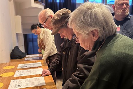 Interessiert schauen sich die VdK-Mitglieder aus Spandau die ehrenamtlichen M&ouml;glichkeiten beim VdK an.