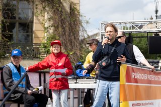 Musiker auf dem Demowagen