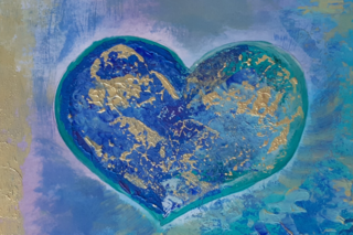 Das Bild zeigt ein blaues Herz mit goldenen Partien, das auf blauem Grund gemalt ist.