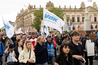 Demoteilnehmende mit VdK-Flaggen
