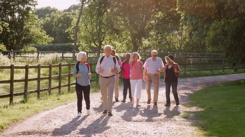 Auf dem Foto ist ein Thumbnail von einem Video zu sehen. Das Thumbnail zeigt eine Gruppe &auml;lterer Menschen bei einem Ausflug.