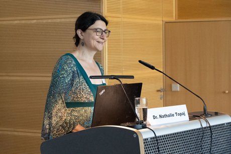 Portrait Dr. Nathalie Topaj am Rednerpult