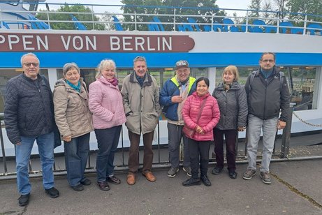 Die Teilnehmerinnen und Teilnehmer der Dampferfahrt am 7. Mai vor dem Ausflugsschiff in Treptow.
