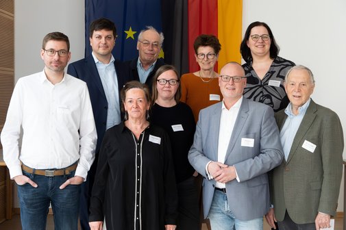 Lars D&uuml;sterh&ouml;ft (SPD), Christian Zander (CDU), Regina Kittler (DIE LINKE), Reinald Purmann (Fachbeirat Care Management), Catrin Wahlen (DIE GR&Uuml;NEN), Dr. Angelika Albrecht-Haymann (Fachbeirat Care Management), Falko Liecke (Staatssekret&auml;r f&uuml;r Bildung und Jugend), Ellen Hau&szlig;d&ouml;rfer (Staatssekret&auml;rin f&uuml;r Gesundheit und Pflege), Dr. Ellis Huber (Fachbeirat Care Management).