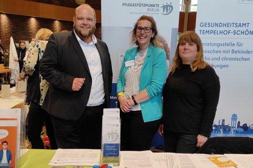 Portrait auf der Ehrenamtsmesse an einem Stand: von links: Stellvertretender Bezirksbürgermeister und Bezirksstadtrat Matthias Steuckardt (CDU) in Tempelhof-Schöneberg; Nora Sieber, Leiterin VdK-Pflegestützpunkt; Emilie Heyroth, Arbeitsgemeinschaft Pflegestützpunkte der Ersatzkassen GbR
