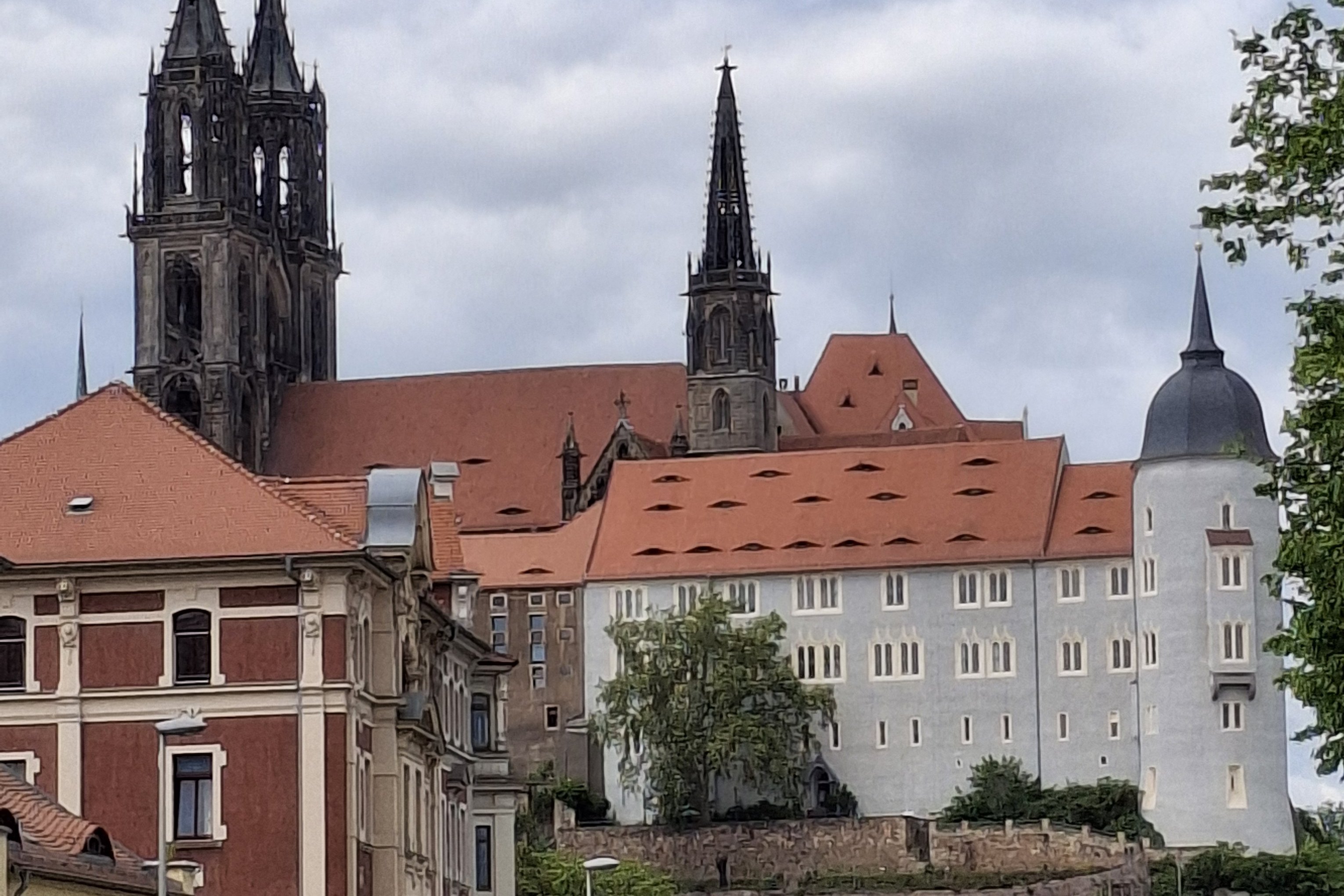 Foto von der Albrechtsburg. Davor Stadtkulisse zu sehen.