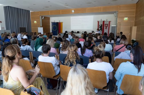Der Saal mit dem Publikum von hinten fotografiert.