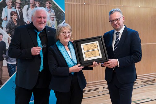 Auf dem Foto sind der Landesvorsitzende Ralf Bergmann, die ehemalige stellvertretende Vorsitzende Hannelore Schmolling und der Staatsekreätr Patrick Wahl
