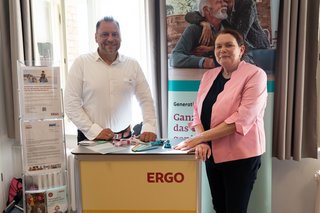 Infostand ERGO-Versicherung mit zwei Mitarbeitenden