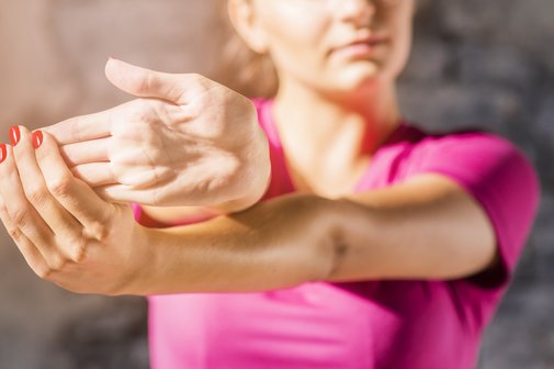 Eine Frau kann ihre Finger sehr weit dehnen.