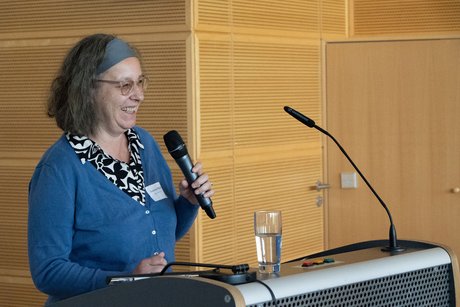 Portrait Susanne Bielert am Rednerpult