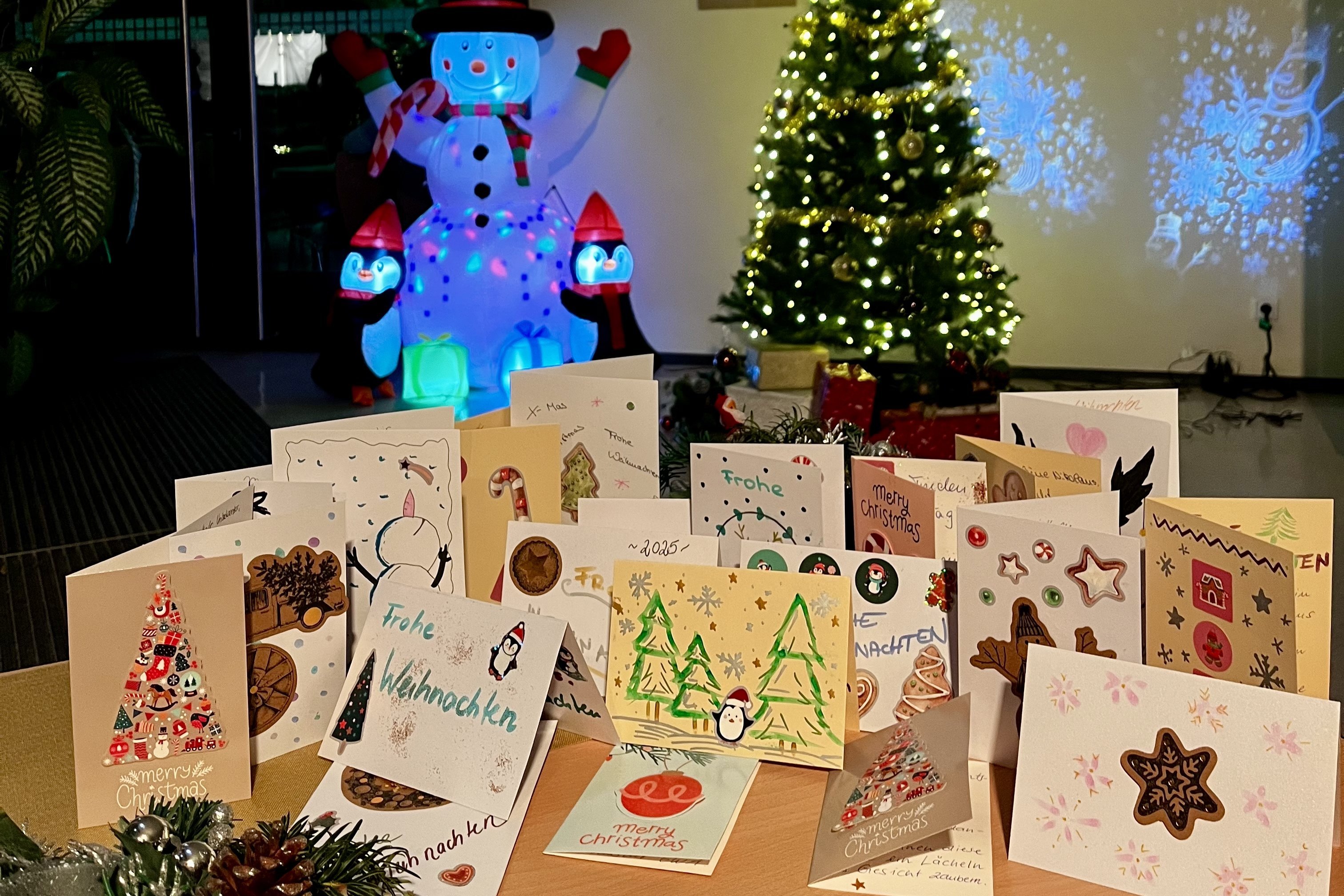 Gestaltete Weihnachtskarten der Pinselpost-Aktion vom brandenburgischen Sportverein „Grün-Weiss“ Ahrensfelde bei der gemeinsamen Weihnachtsfeier.