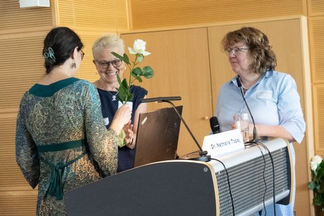 Übergabe kleines Geschenk an die Rednerin.