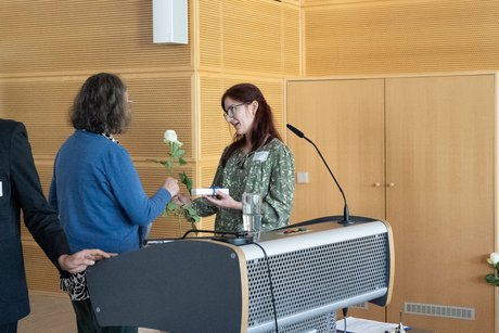 Übergabe kleines Geschenk an die Rednerin.