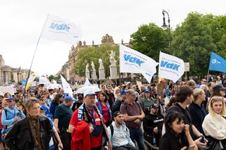 Auf dem Foto sind Protestteilnehmende mit VdK-Flaggen zu sehen.