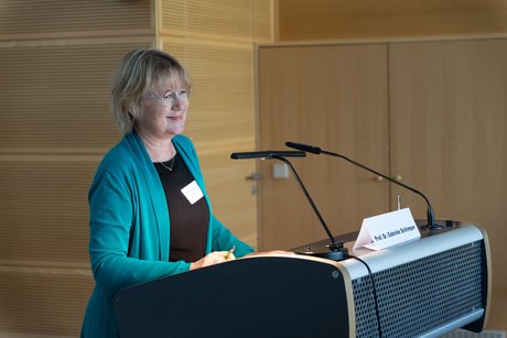 Portrait Prof. Dr. Gabriele Schlimper am Rednerpult