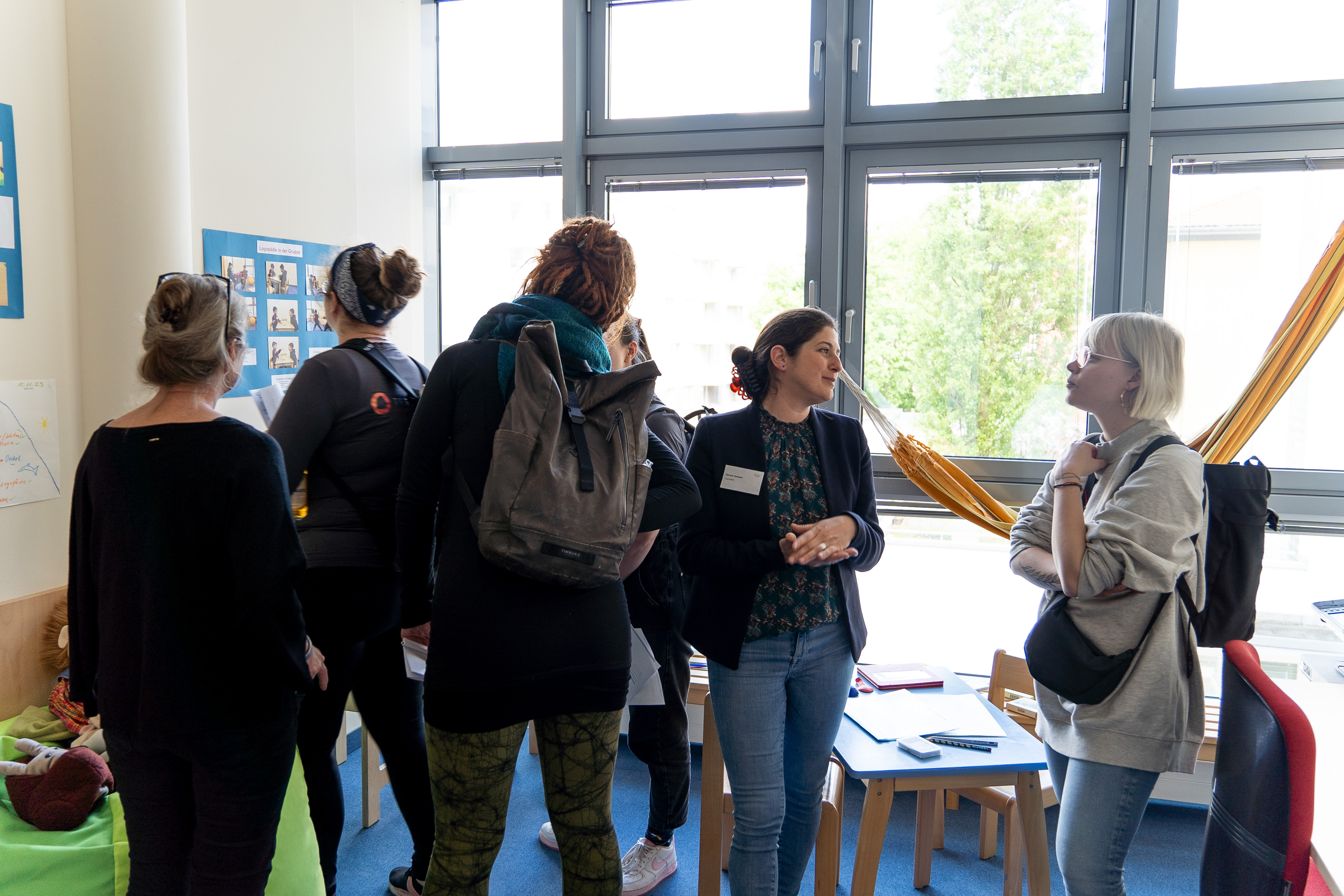 Auf dem Foto sind Teilnehmende der Veranstaltung in einem Raum zu sehen