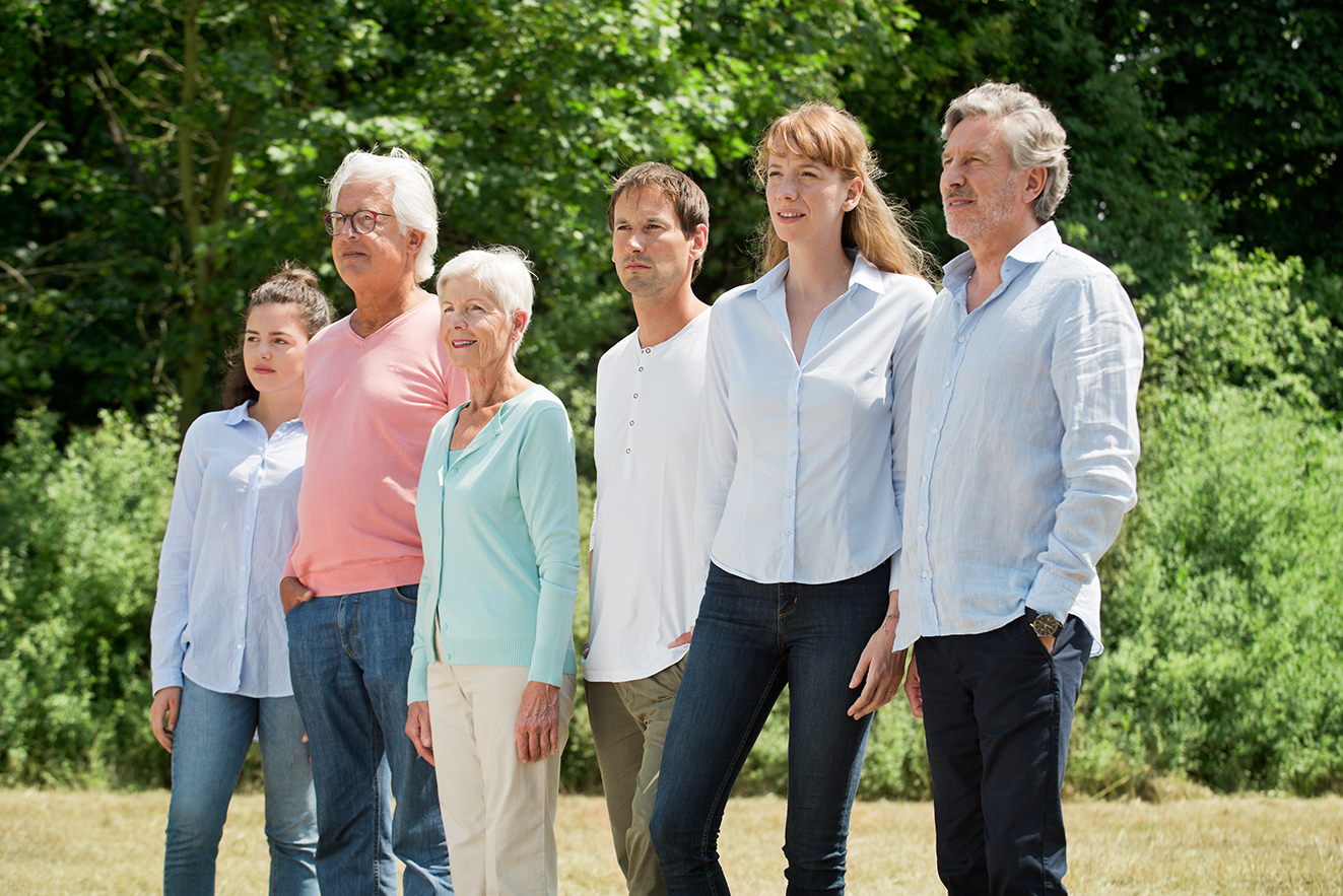 Gruppe von VdK-Mitgliedern verschiedenen Alters Eine Gruppe aus jungen und alten Männern und Frauen stehen nebeneinander, blicken ernst in die Ferne.