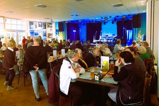 Die Mitglieder warten auf das Essen