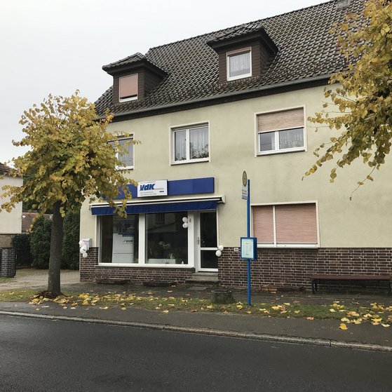 Unsere Anlaufstelle Ansicht der Anlaufstelle mit Bushaltestelle