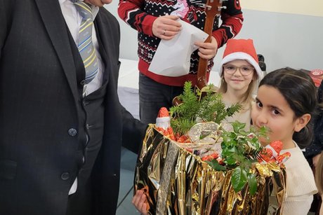 Große Schlemmerkiste für kleine Sänger überreicht