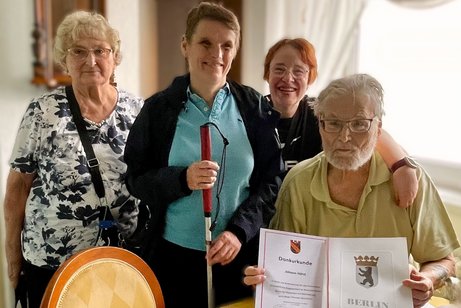 Foto Herrn Hötzl mit Besuch vom VdK und Behindertenbeirat Rathaus Reinickendorf