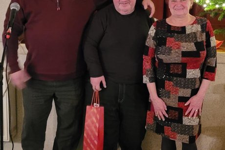 Der Vorsitzende des Landesverbandes Berlin-Brandenburg Ralf Bergmann bedankt sich beim Vostand des Kreisverbandes Elbe-Elster