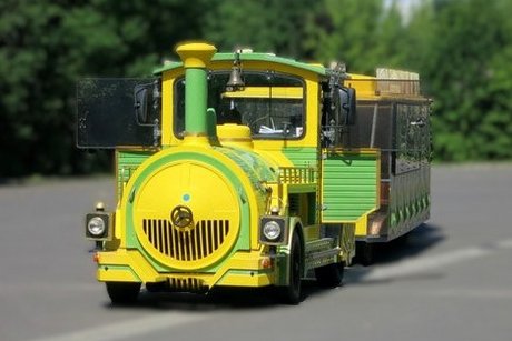 Mollybahn in Lübbenau Eine bunte Kleinbahn für Stadtrundfahrt in Lübbenau