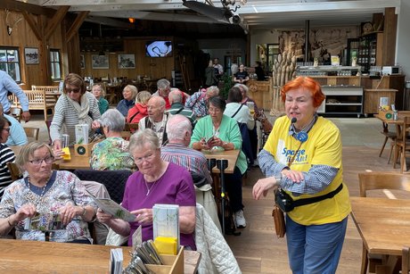 Moderatorin vom Spargelhof die Moderatorin imformiert über Geschichte des Spargelhofes