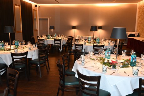 Die Gäste können kommen - Weihnachtsfeier 2024 KV Steglitz-Zehlendorf in der Luise Dahlem Blick in den Raum mit den festlich gedeckten Tischen.