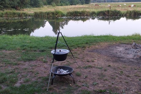 Landschaft mit See und Gulaschtopf