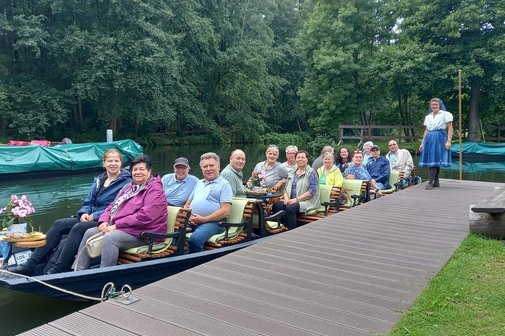 Alle freuen sich nach einer gelungenen Kahnfahrt im Spreewald