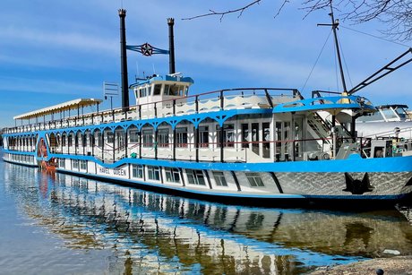 MS Havel Queen ankert in Tegel Das Fahrgastschiff MS Havel Queen ankert in Tegel