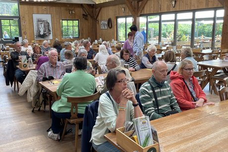 VdK-Mitglieder warten auf die Spargelgerichte Warten aufs Essen