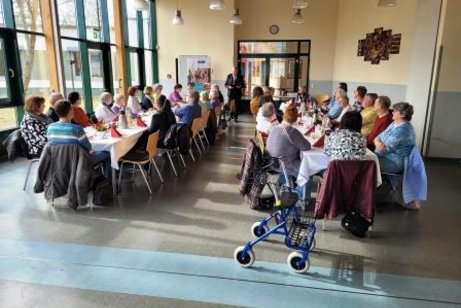 Mitgliedergruppe des KV Cottbus h&ouml;ren dem Vorsitzenden beim Verlesen des Rechenschaftsberichtes zu.