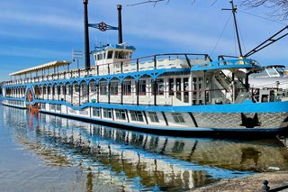 EinDampfer der Stern- und Kreisschiffahrt ankert an der Greenwich-Promanade