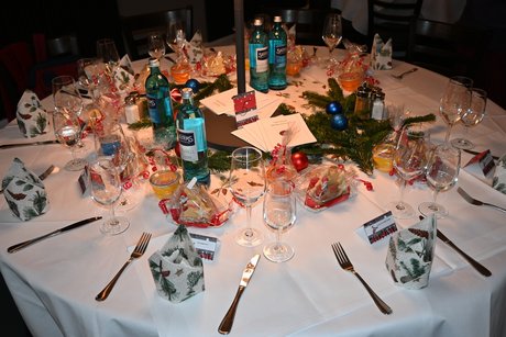 Festlich dekorierter Tisch - Weihnachtsfeier 2024 KV Steglitz-Zehlendorf in der Luise Dahlem Festlich dekorierter Tisch