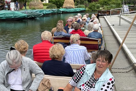 Alle Mann an Bord - kurz vor der Abfahrt Leute sitzen im Kahn
